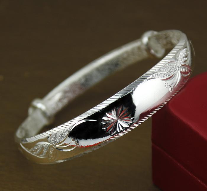 戴夢(mèng)緣銀鐲批發(fā) S999純銀推拉手鐲引領(lǐng)時(shí)尚車(chē)花珠寶潮流